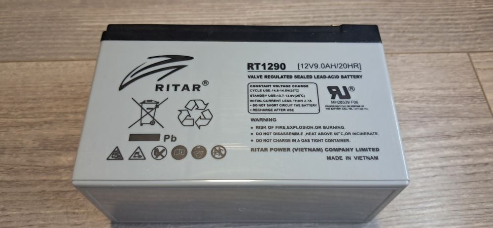 Продам зарядний пристрій та АКБ.