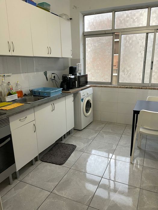 Quarto mobilado no Cacem perto estação comboios