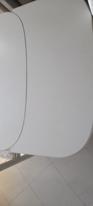 Mesa de cozinha extensivel ate 1,55m. Quatro cadeiras e um banco.