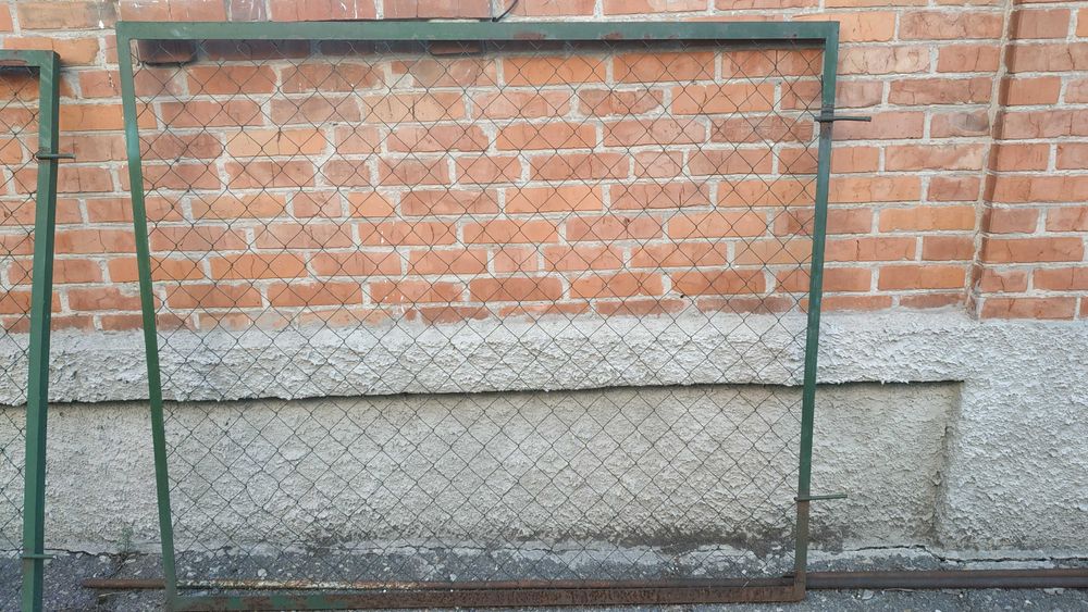 Секции для забора из уголков и сетки