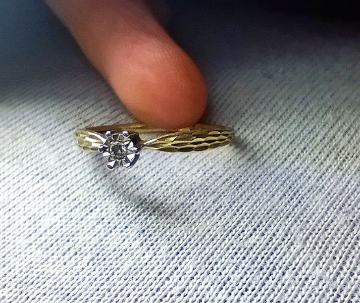 Золота каблучка з діамантом