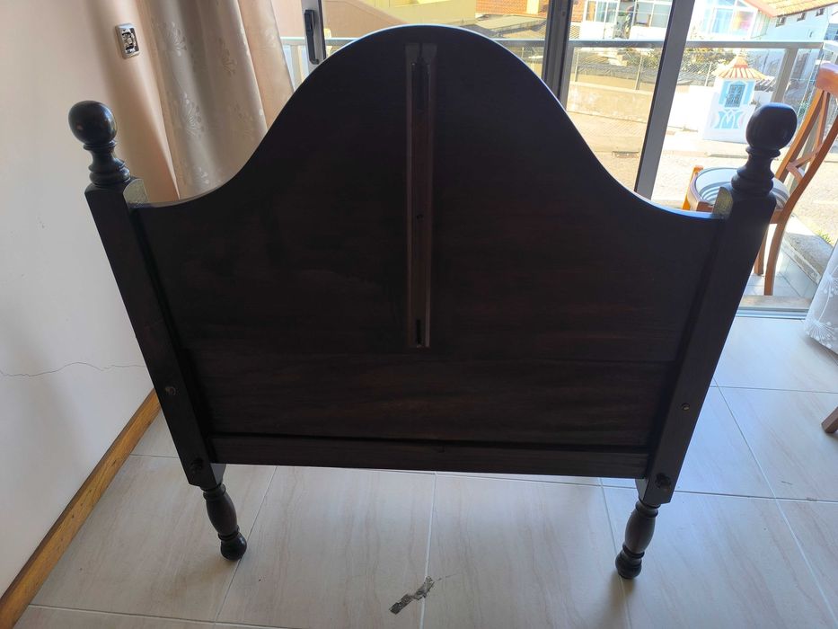 Banco clássico em madeira