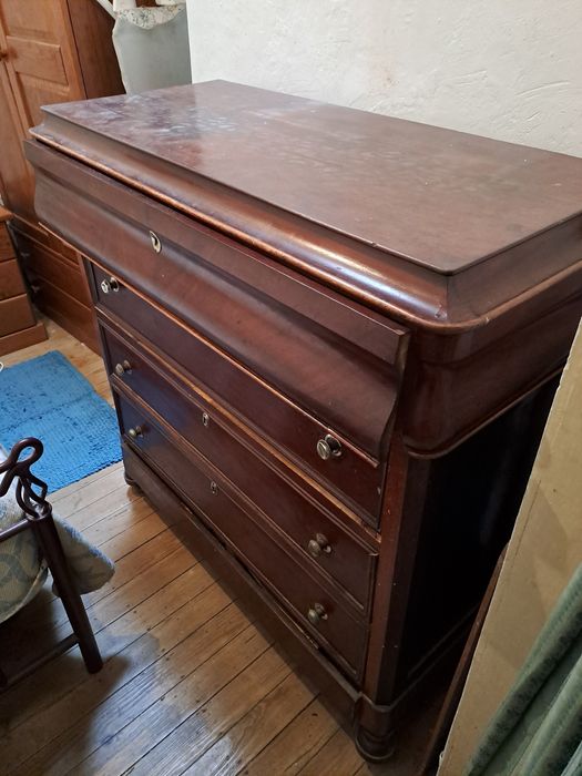 Cómoda de quarto antiga