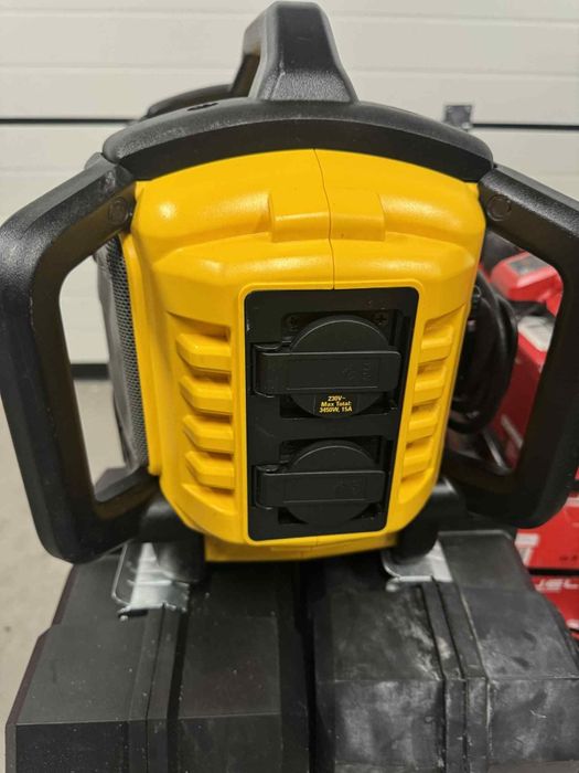 Radio Budowlane DeWalt DCR027 jak nowe ładuje baterie