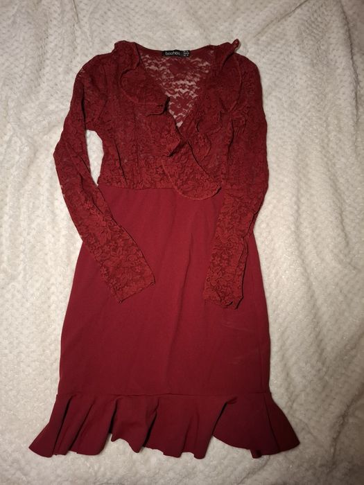 Sliczna sukienka 36 boohoo podkreślająca figurę z koronką