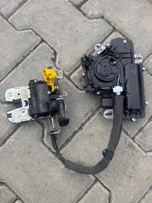 Zamek - silniczek klapy bagażnika Audi A4