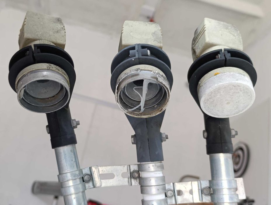 Супутникова антена (параболічна) з проводами та кріплення до неї