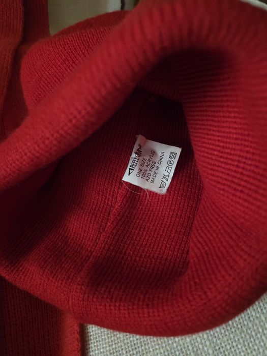 Czerwony szalik z czapką