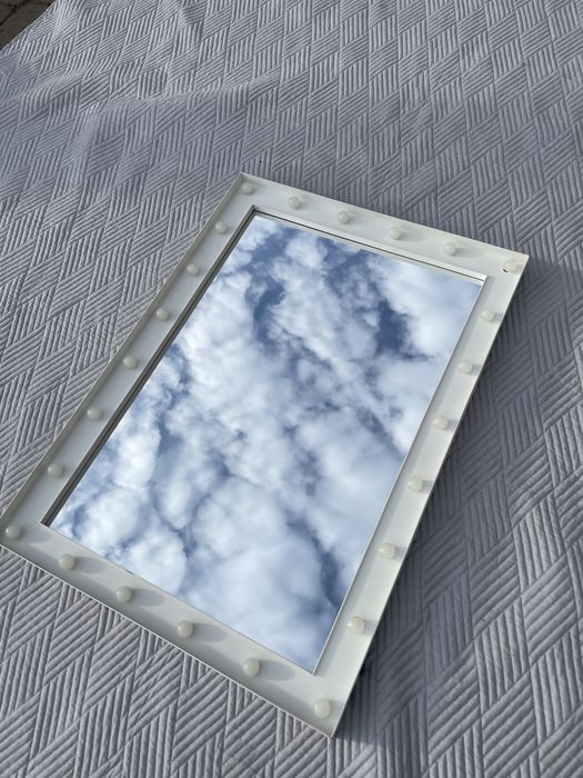 Lustro z lampkami. Działa na baterie