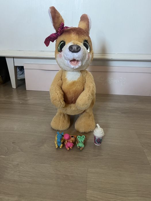 Brinquedo  criança  canguru com filhotes