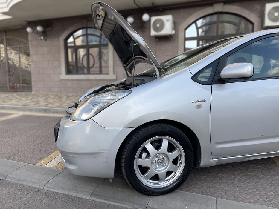 Toyota Prius /на уверенном ходу!!