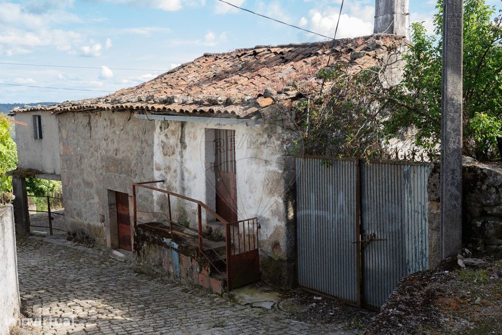 Moradia T3 para restauro em Mourão, Vila Flor!