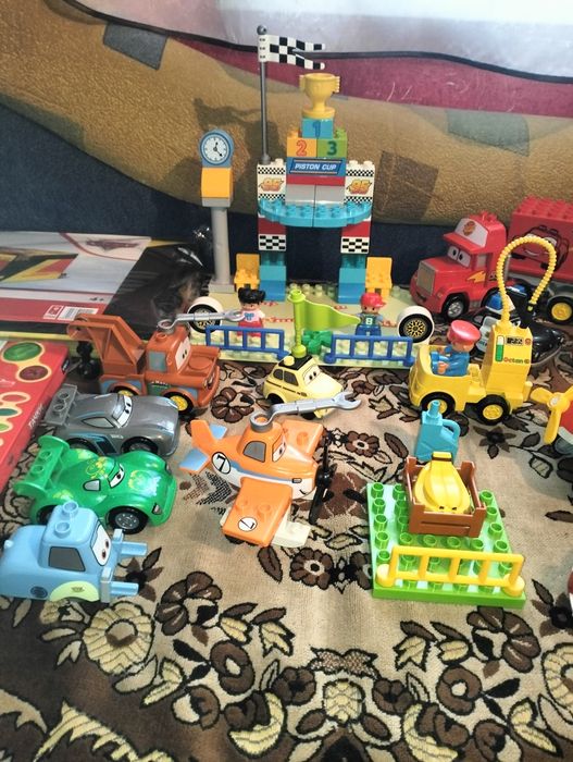 Колекційний набір Lego Duplo машин серії Маквін 14 шт.+пуфік контейнер