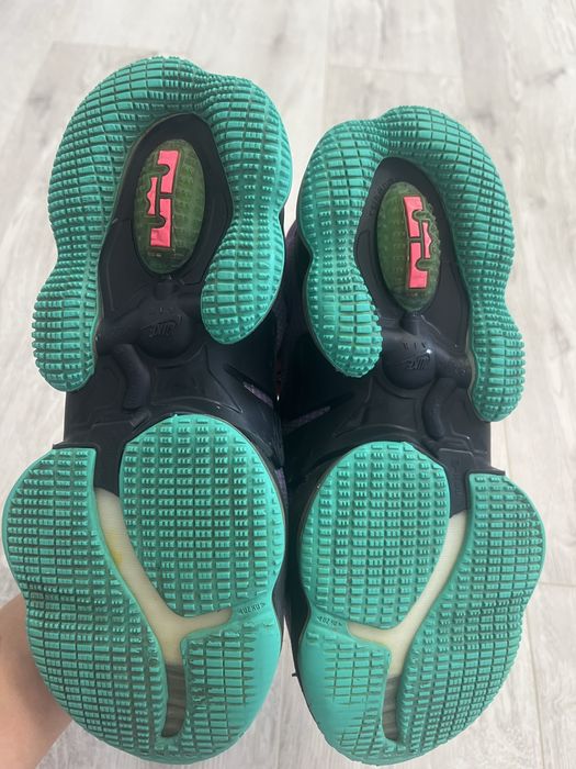 Кросівки унісекс Nike Lebron розмір 42,5