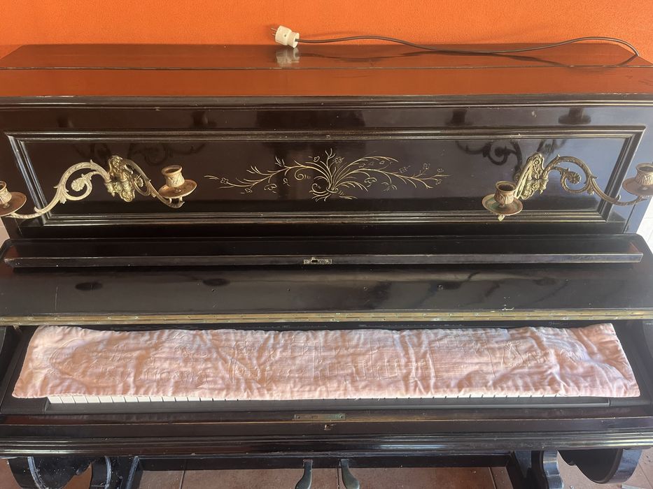 Piano muito antigo portugues
