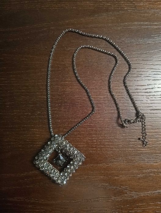 Długi naszyjnik z wisiorkiem + ozdobne pudełko