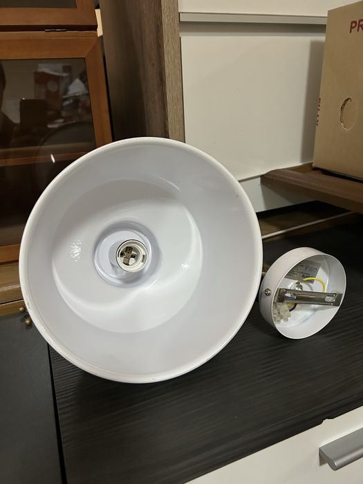 Piekny bialy zyrandol  lampa