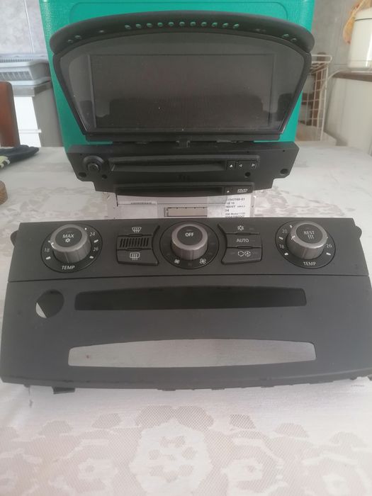 Vendo rádio ccc com avaria liga e desliga, com ecra e comados sofagem.