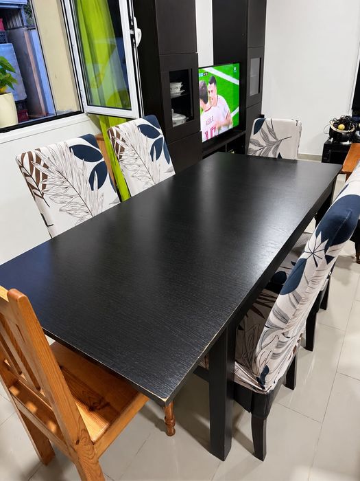 Mesa de sala de jantar e cadeiras