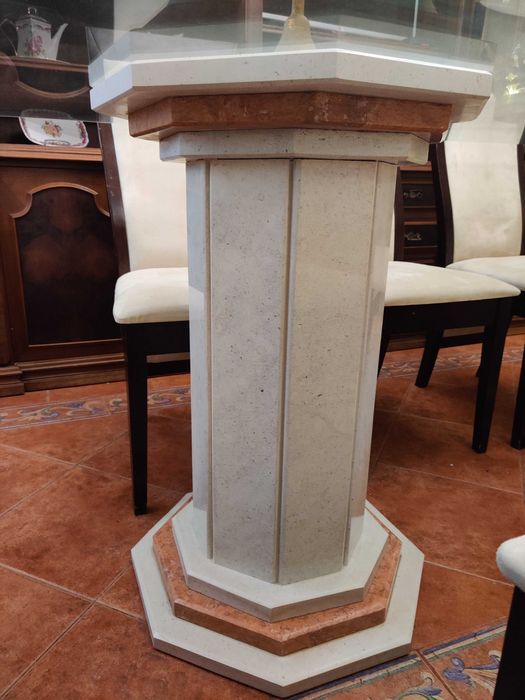 Mesa de sala em mármore e vidro + conjunto de cadeiras em madeira