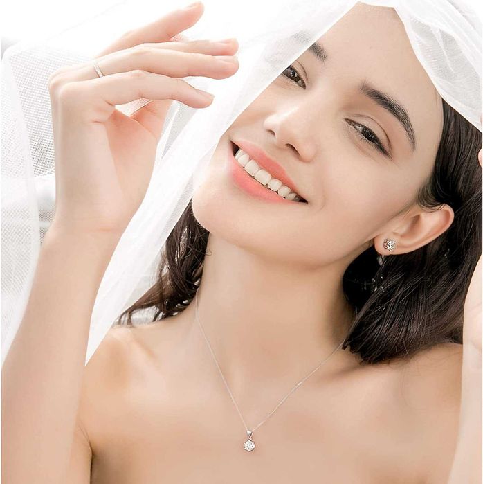 Rosa preservada com corrente de prata