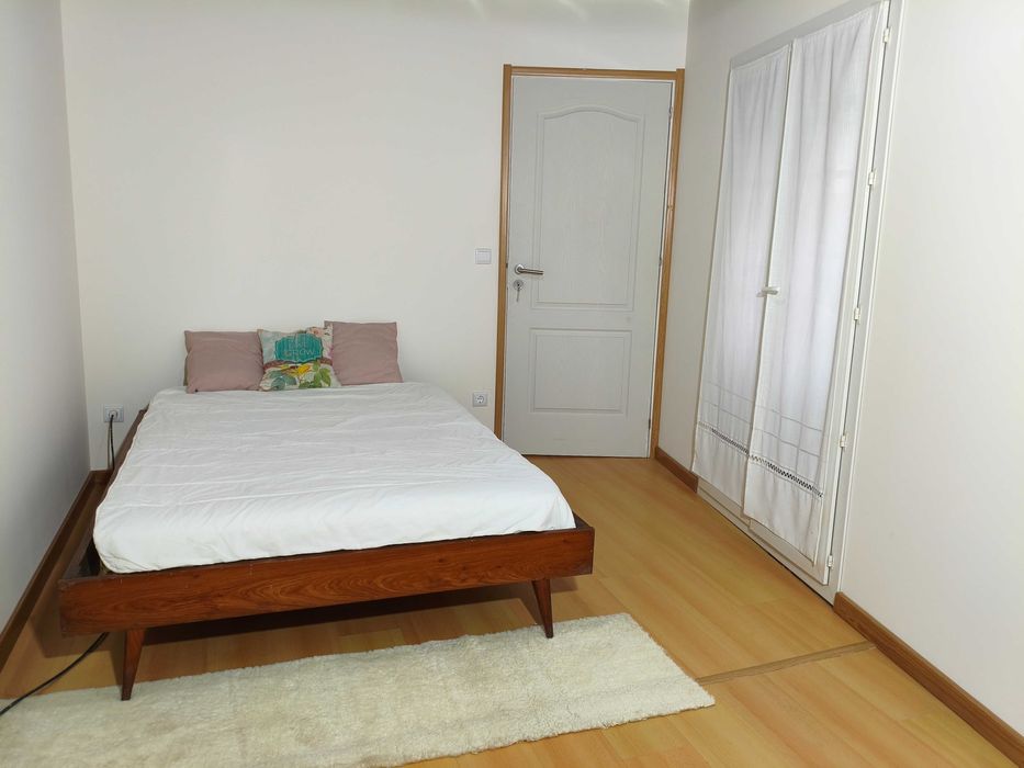 Moradia T2+1 mobilada, em fase final de remodelação, disponível a partir de início de junho.