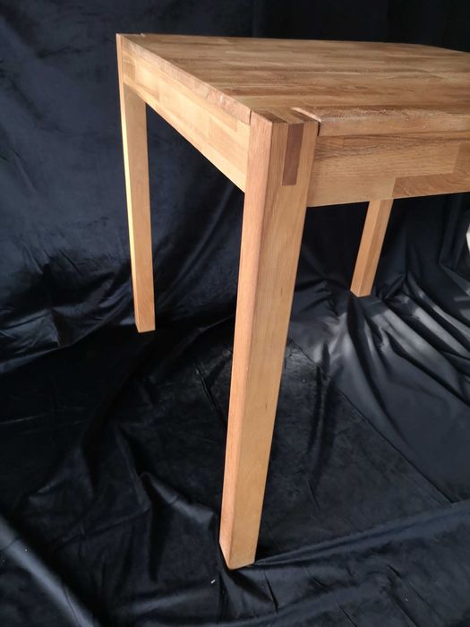 Stolik z litego drewna 80 cm x 80 cm