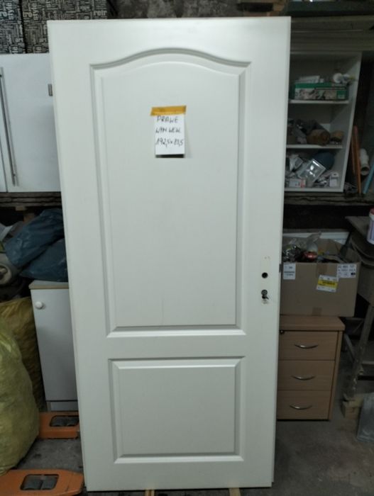 Białe skrzydło drzwiowe