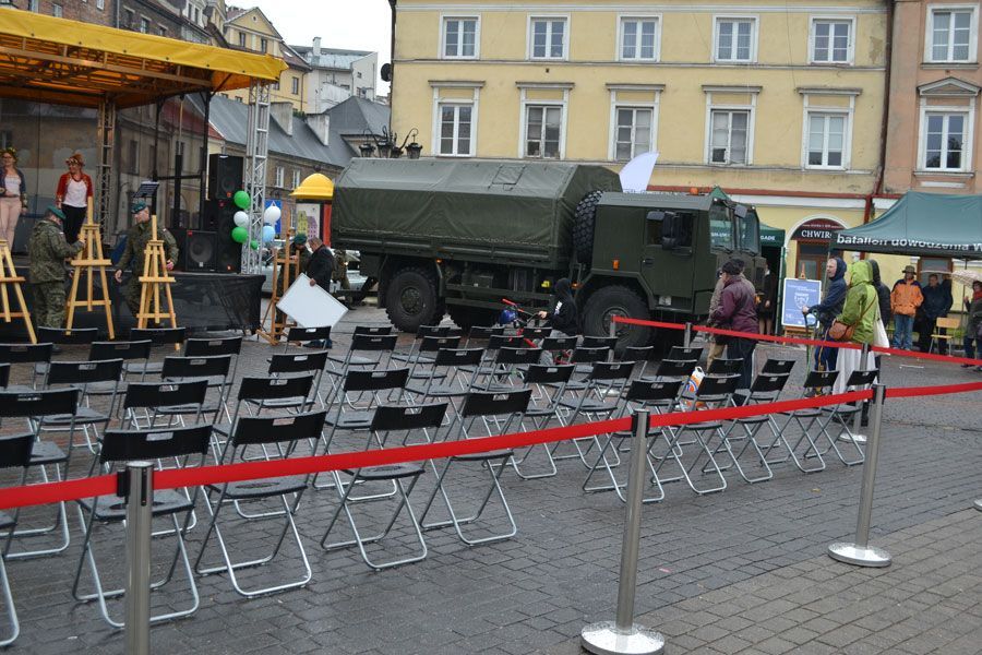 wynajem słupek odgradzający hotelowy chromowany z taśmą czerwoną