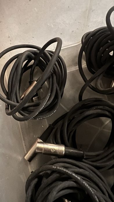 Caixa com cabos midi, jack, etc