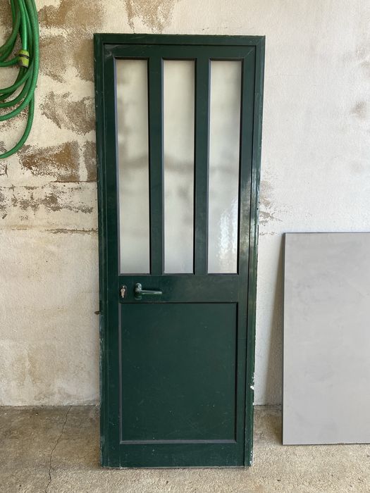 Porta de aluminio verde com vidros
