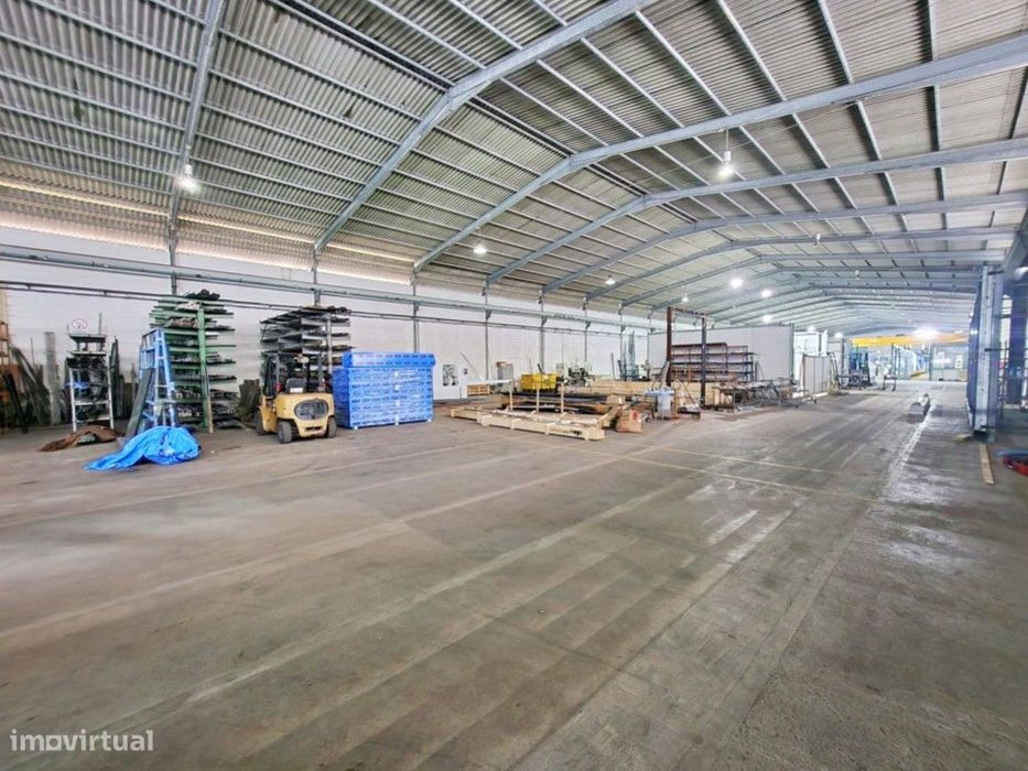 Armazém industrial em Guilhabreu