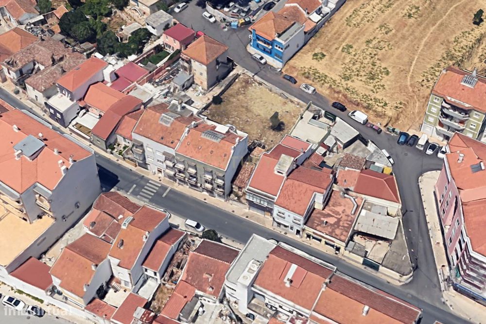 Terreno com viabilidade de construção de 20 apartamentos no centro de