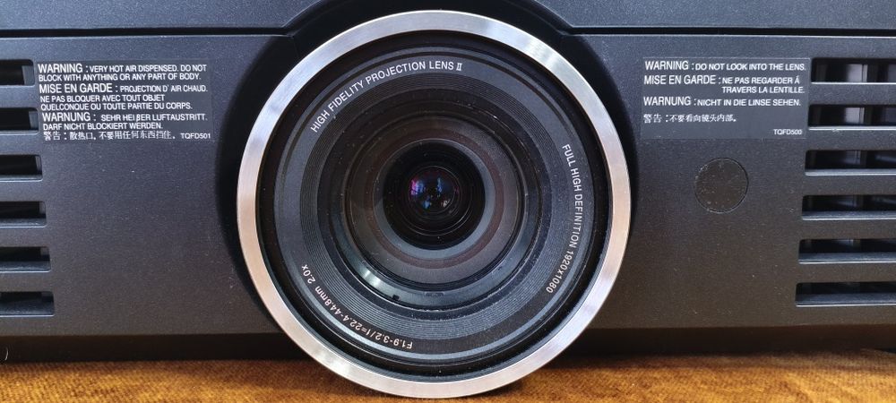 Projektor Panasonic PT‑AE2000E – Full HD do kina domowego