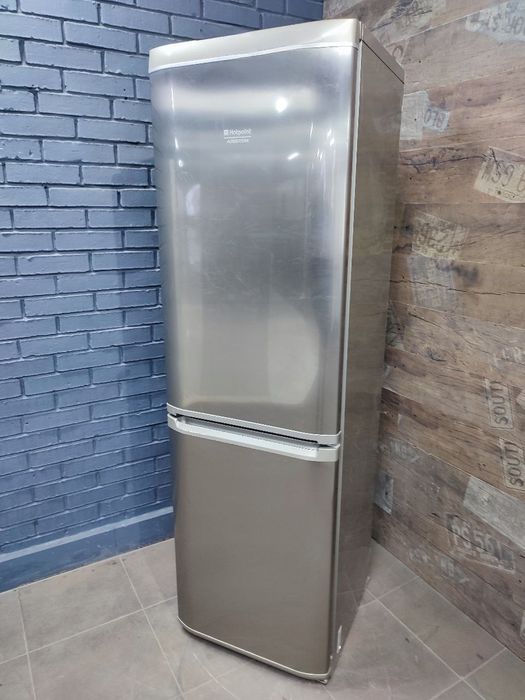 Продається Двокамерний холодильник Indesit st140