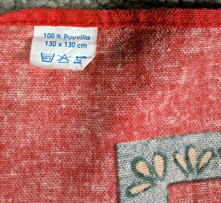 Kwadratowy czerwony bożonarodzeniowy obrus