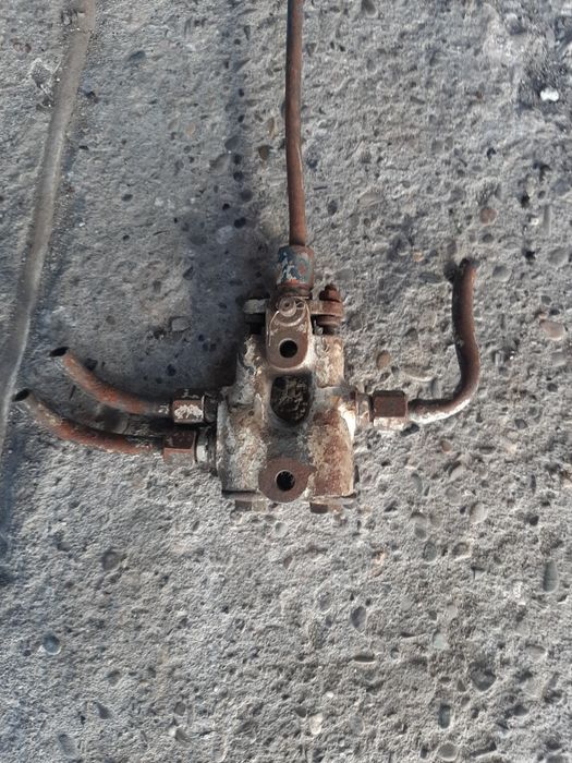 Rozdzielacz hydrauliczny do prasy łożysk
