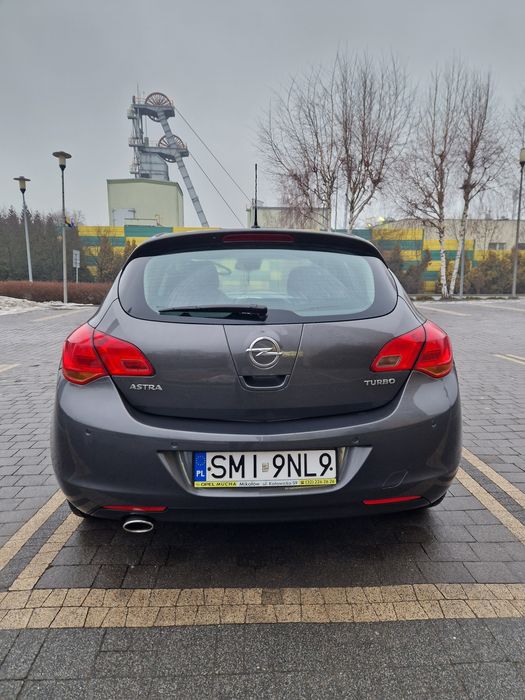 Opel Astra J 1.4 Turbo z  2010 roku w  bardzo dobrym  stanie
