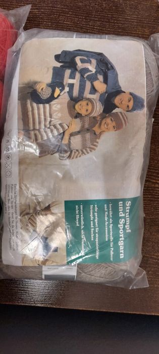 Włóczki w kolorze czerwonym i szarym