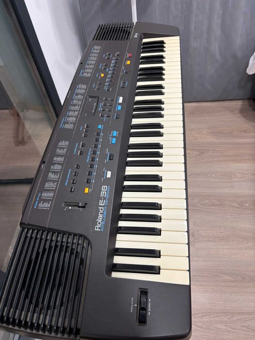 Teclado musical Roland E-38 de 61 teclas com suporte Quik Lok