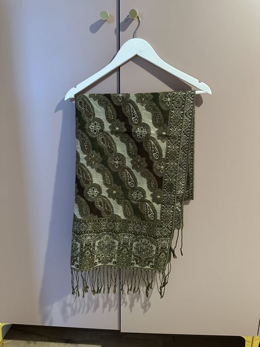 Oliwkowy szal z jedwabiem