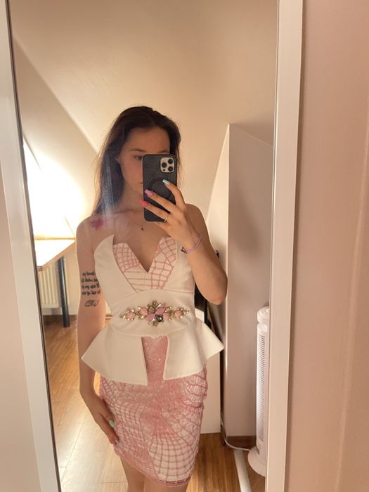 Sukienka z różową baskinką