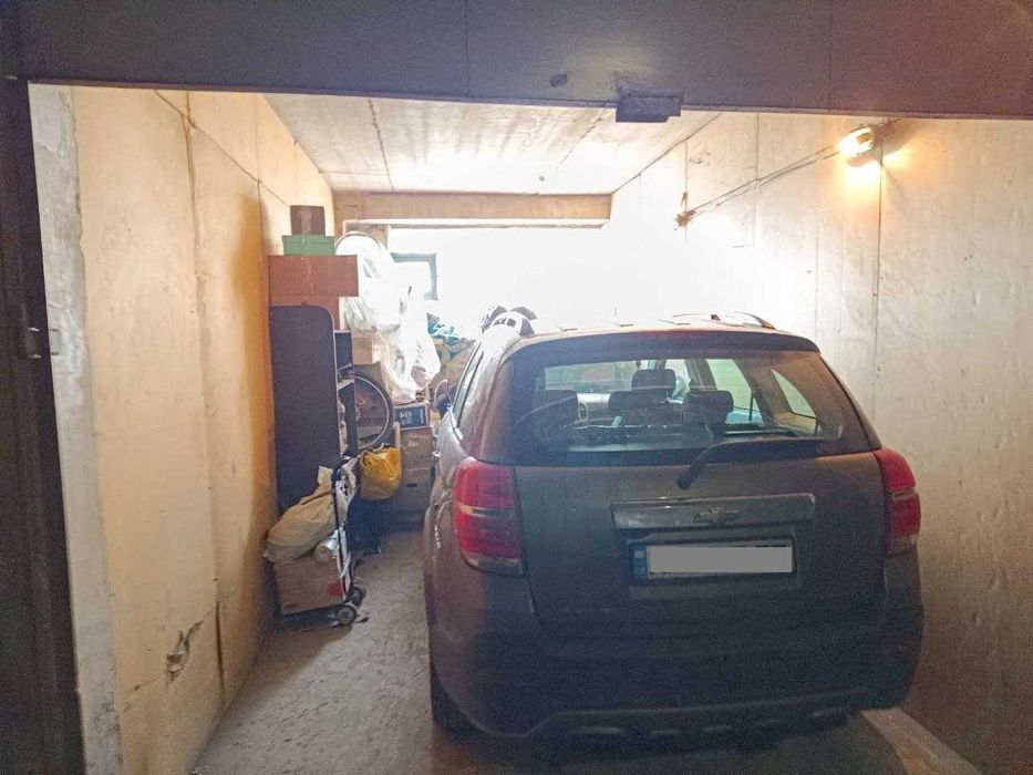 Гаражный бокс 18м2 в 5эт.здании на Оболони,с окном на фасад светлый!