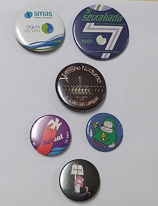 6 crachás variados.