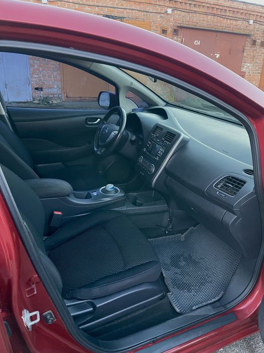 Автомобіль Nissan Leaf 2014 року