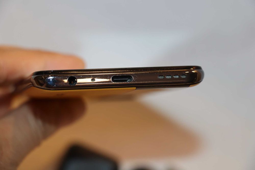 Realme GT 5G 8/128 GB Yellow, отличное состояние! Наложка