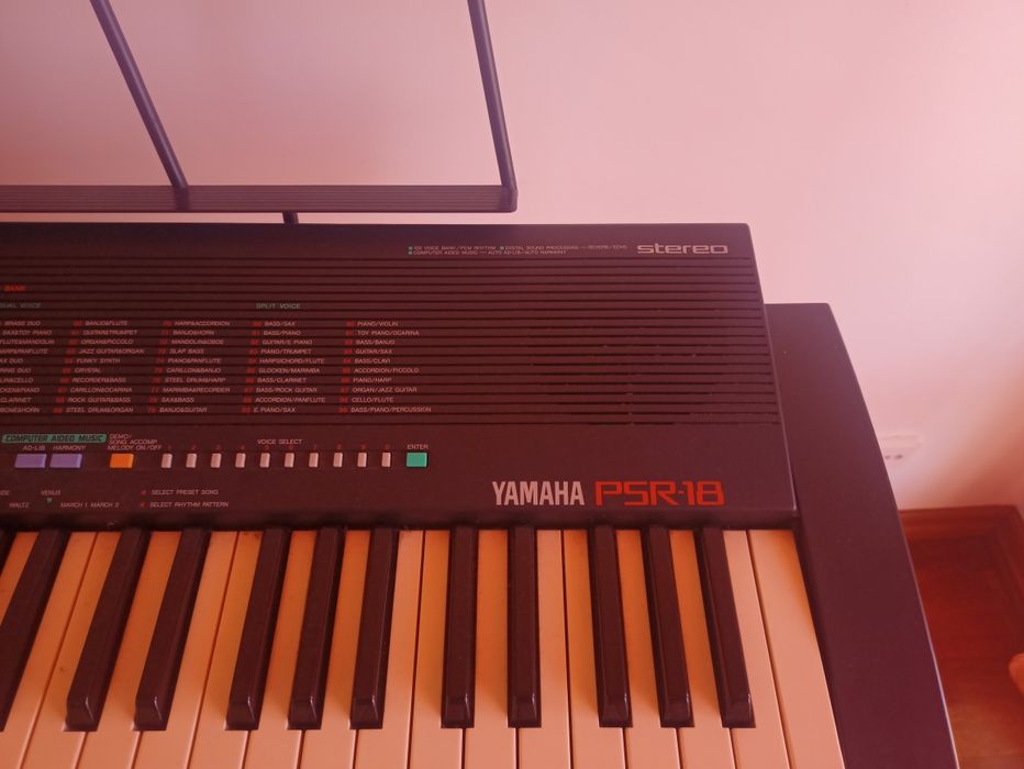 Piano eletrônico Yamaha PSR-18