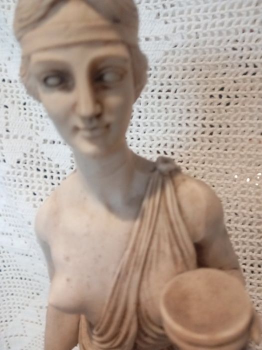 Estátua mulher l