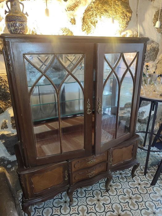 Vitrine de madeira 130cm x 147cm