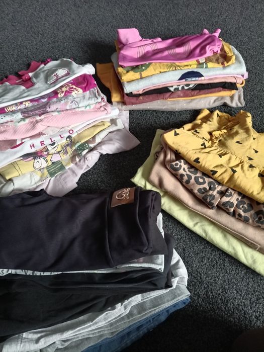 Mega paka 36 ubrań dla dziewczynki 134. Spodnie bluzy bluzki leginsy
